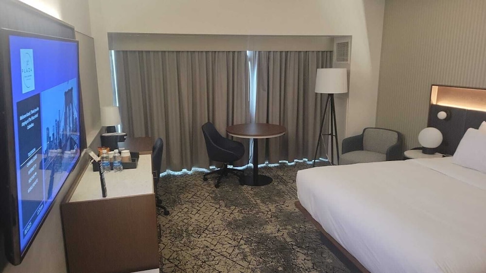 Deluxe Room, 1 King Bed with Sofa bed photo 1