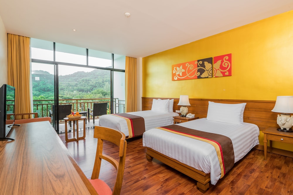 Deluxe Room, Pool View