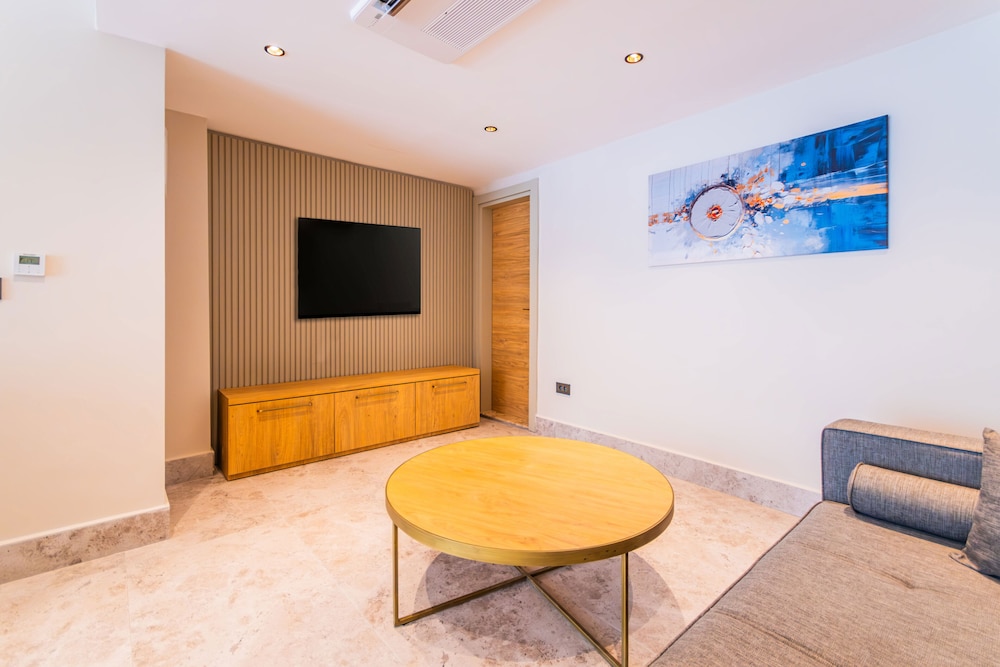 Duplex Swimup Suite - Photo 10