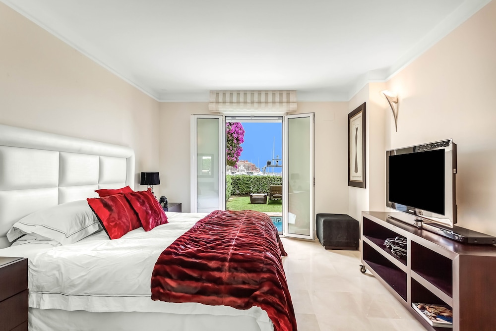 YOLO Spaces Sotogrande Puerto Boutique Apartment photo 2
