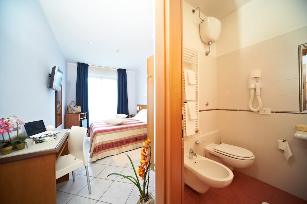 Standard Double Room, Balcony, Partial Sea View photo 2