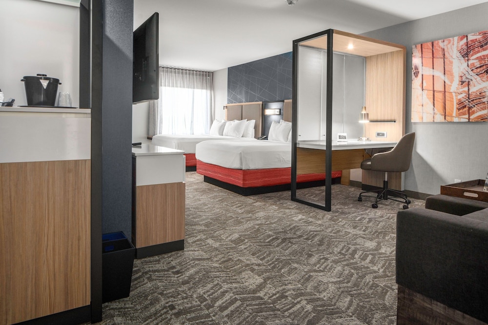 Suite, 2 Queen Beds - Photo 3