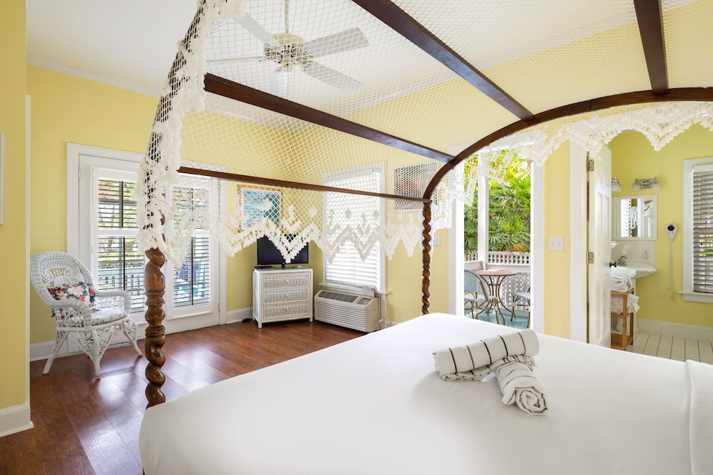 Classic King Balcony - James House - Photo 8