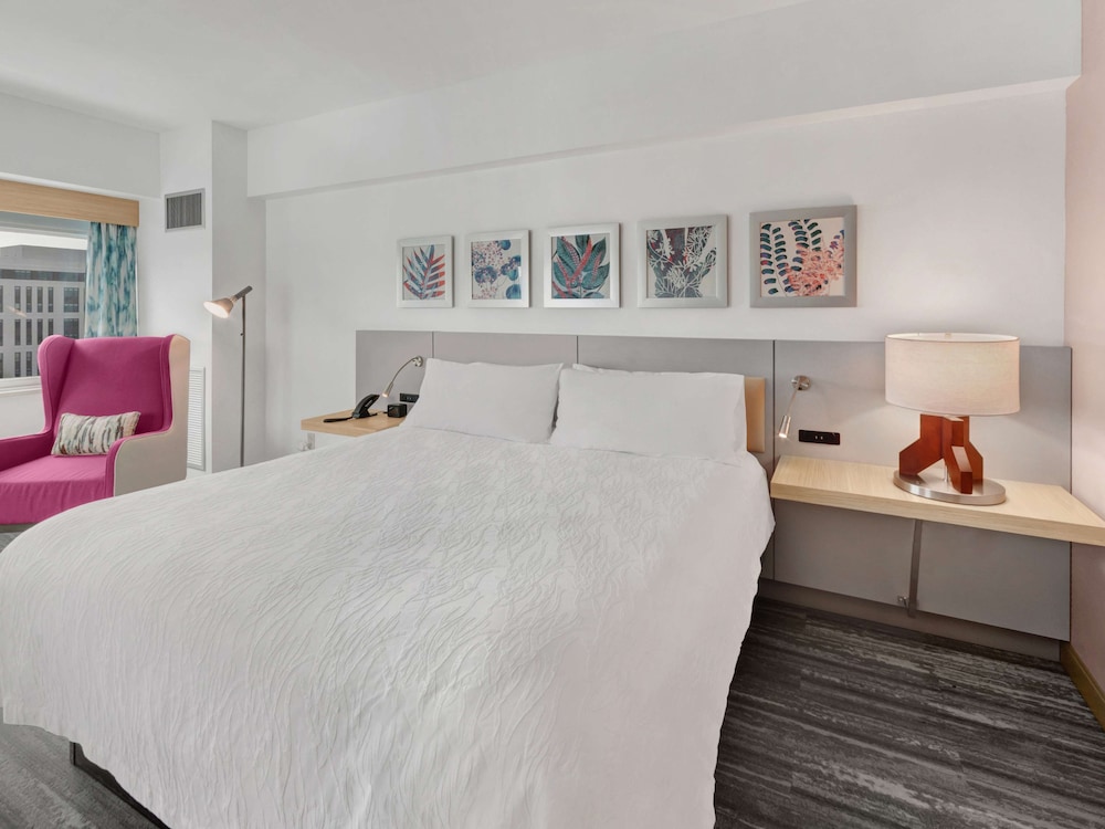 Room, 1 King Bed (Drinks & Snacks) photo 1