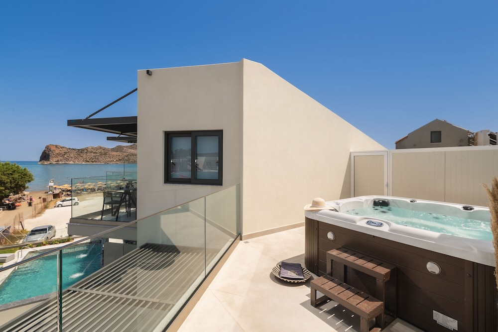 Premium Swim Up Maisonette with Sea View and Outdoor Hot Tub photo 2
