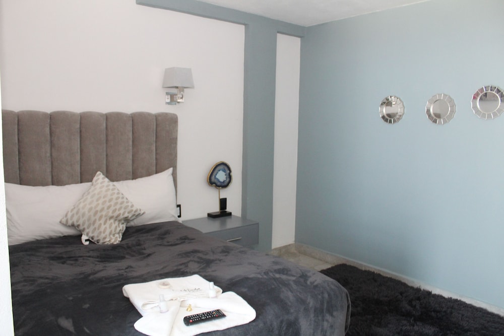 Comfort Room, Balcony