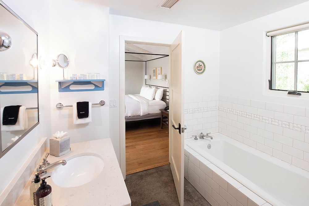 Deluxe Room, 1 King Bed photo 2