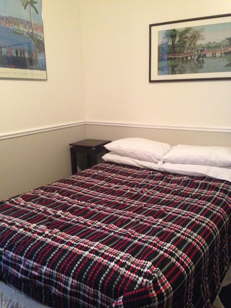 Basic Room, 1 Double Bed, Shared Bathroom - Photo 2