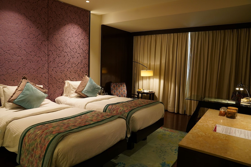 Club room with Bath Tub - Photo 4