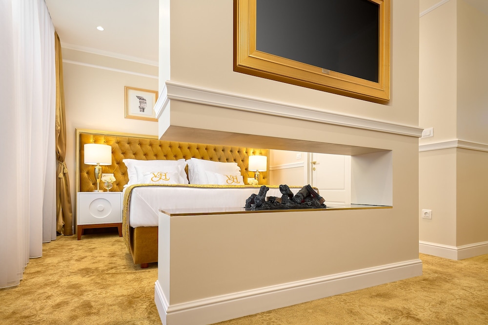 Deluxe suite (Sea front, Balcony, Jacuzzi) - Photo 4