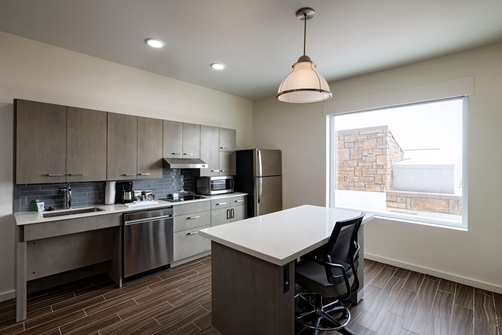 Suite, 1 Bedroom - Photo 2