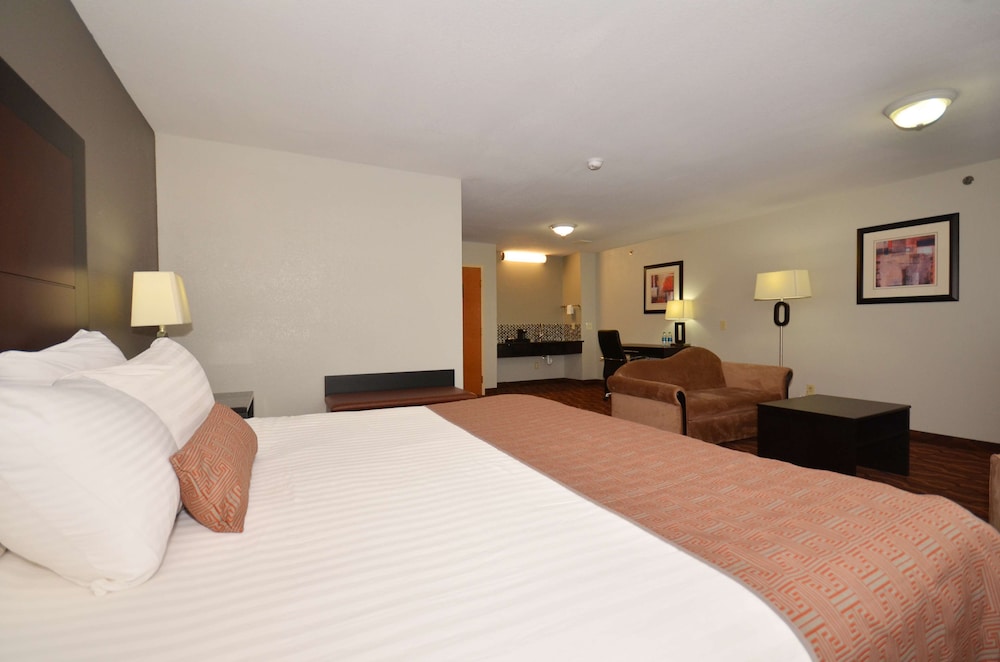 Suite, 1 King Bed, Non Smoking, Refrigerator & Microwave - Photo 3