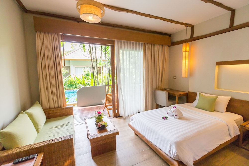Deluxe Room, 1 King Bed, Pool Access - Photo 3