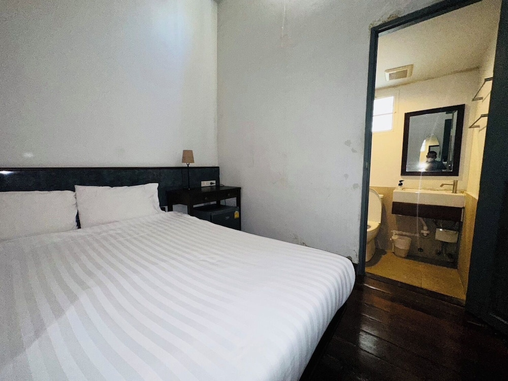 Standard Room, 1 Queen Bed photo 1