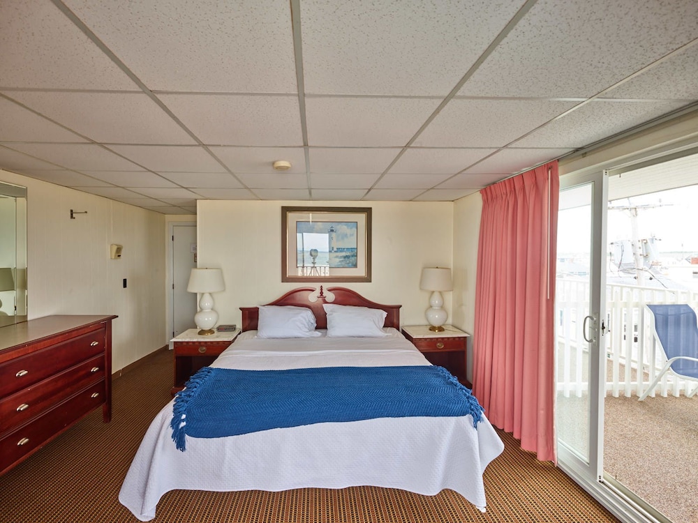 Oceanfront King Room with private Balcony and Ocean view photo 2