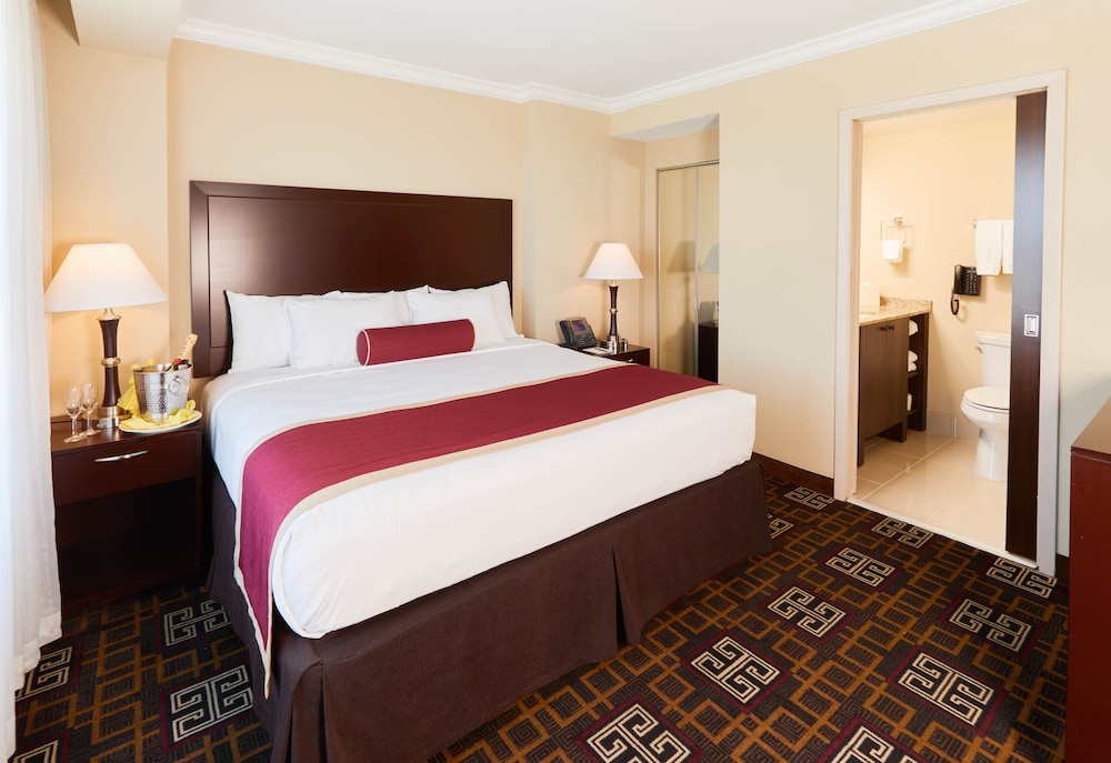 Deluxe Suite, 1 King Bed with Sofa bed photo 2