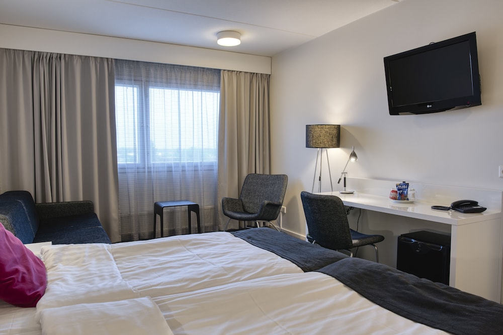 Basic Double Room, 2 Twin Beds, Non Smoking photo 2