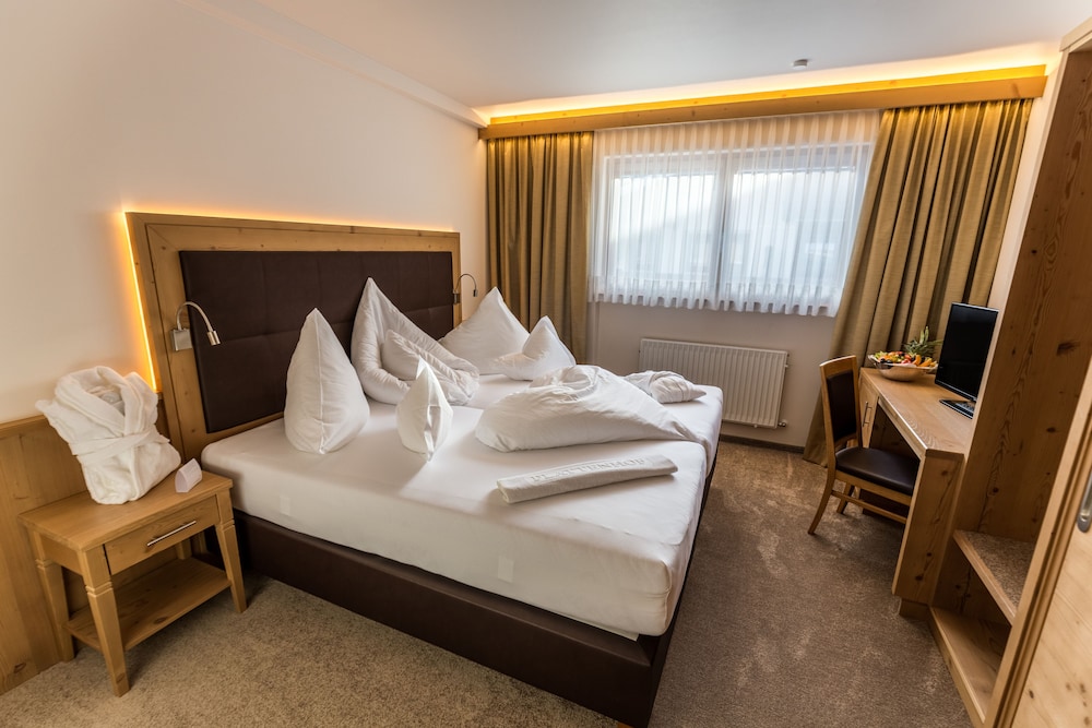 Superior Suite with Balcony, Mountain View photo 1