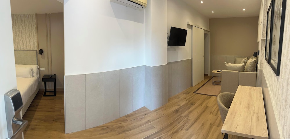 Family Quadruple Room with Free Airport Shuttle photo 3