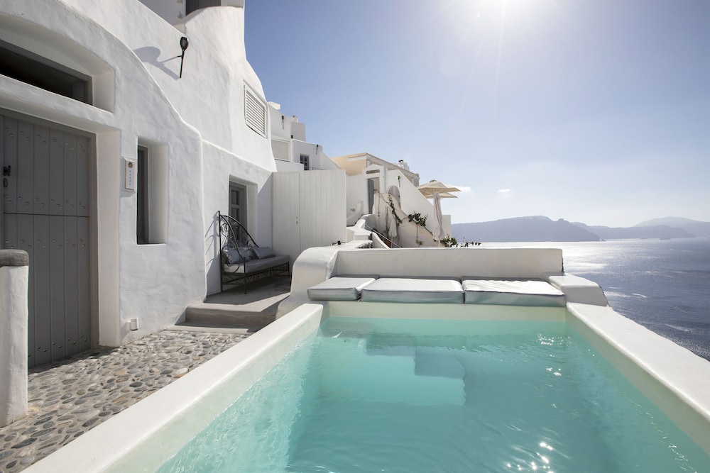 Grand Suite with Plunge Pool and Caldera View photo 3