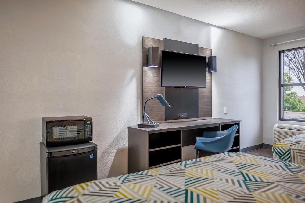 Deluxe Room, 2 Queen Beds, Non Smoking, Refrigerator & Microwave - Photo 5