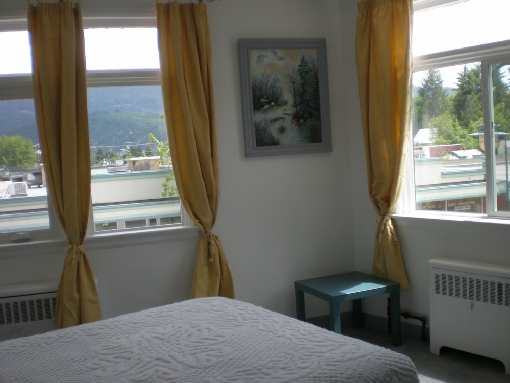 Standard Room, 1 Queen Bed photo 2