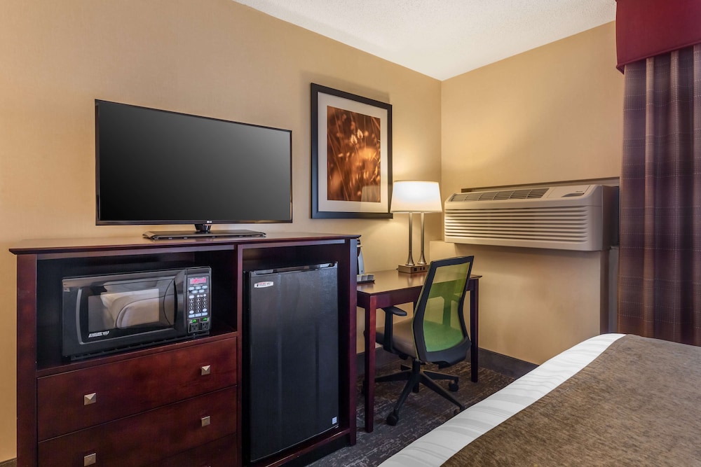 Standard Room, 1 Queen Bed, Accessible, Bathtub - Photo 2