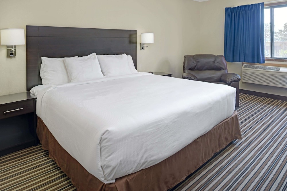 Standard Room, 1 Queen Bed, Non Smoking - Photo 3