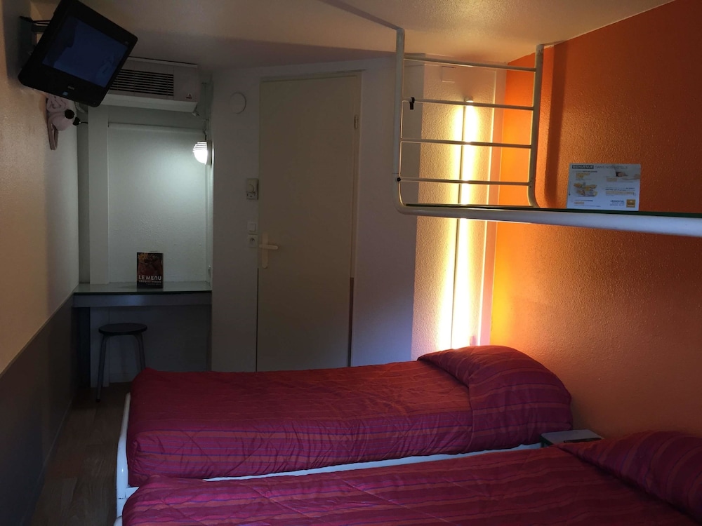 Standard Room, 3 Twin Beds - Photo 5