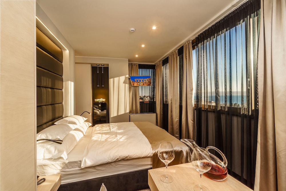 Deluxe Suite photo 2