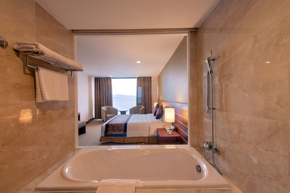 Deluxe King Ocean View photo 2