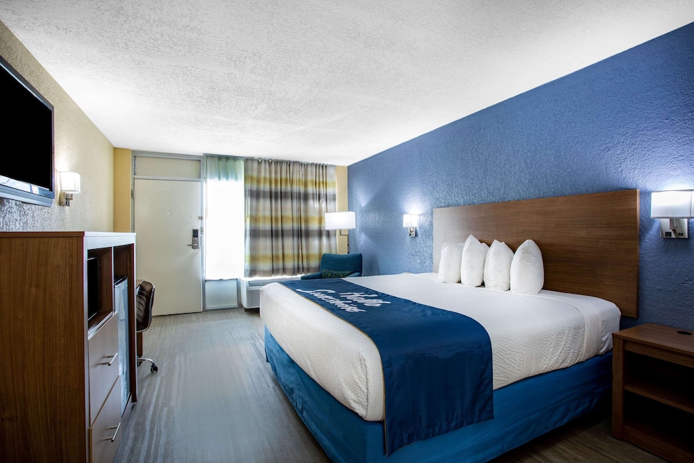 Basic Room, 1 King Bed, Non Smoking - Photo 1