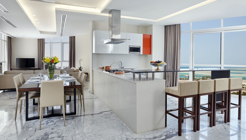 Suite, Multiple Beds, Kitchen, City View