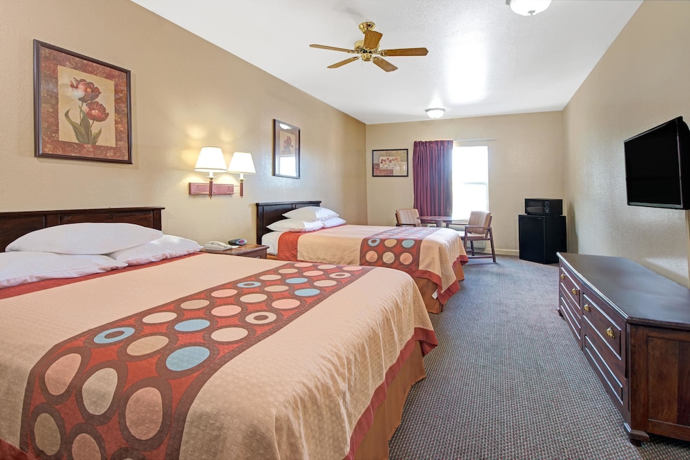 Standard Room, 2 Queen Beds - Photo 1
