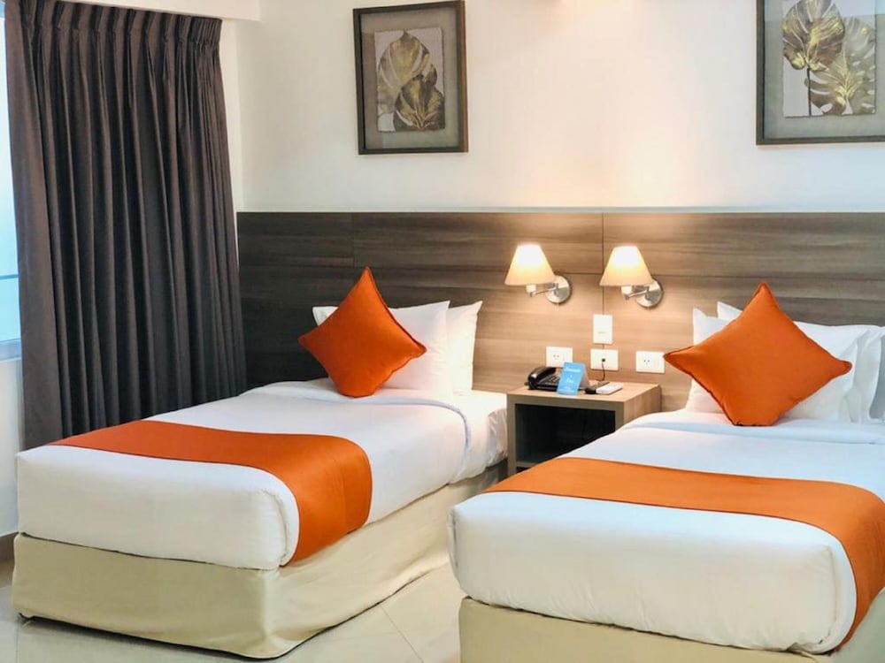 Room, 2 Twin Beds, Mobility Accessible, Non Smoking (Roll-in Shower)