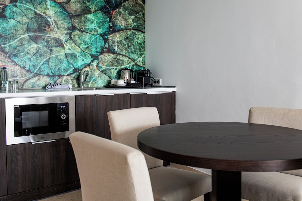 Deluxe Suite, 1 Bedroom, Sea View, Oceanfront (3 Adults + 1 Child) thumbnail 5