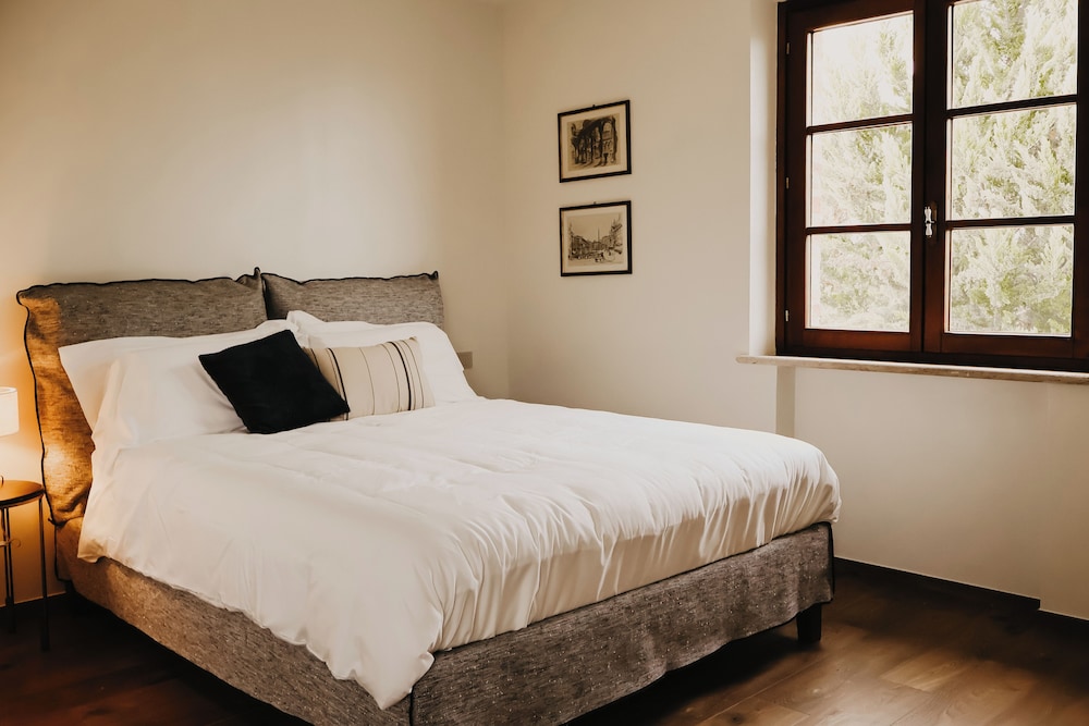 Suite, Hill View, Corner photo 3