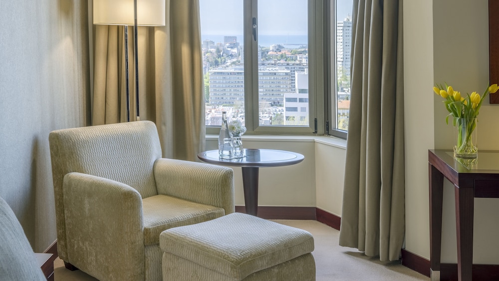 Standard Room, 1 Queen Bed, Club Lounge Access (High Floor)
