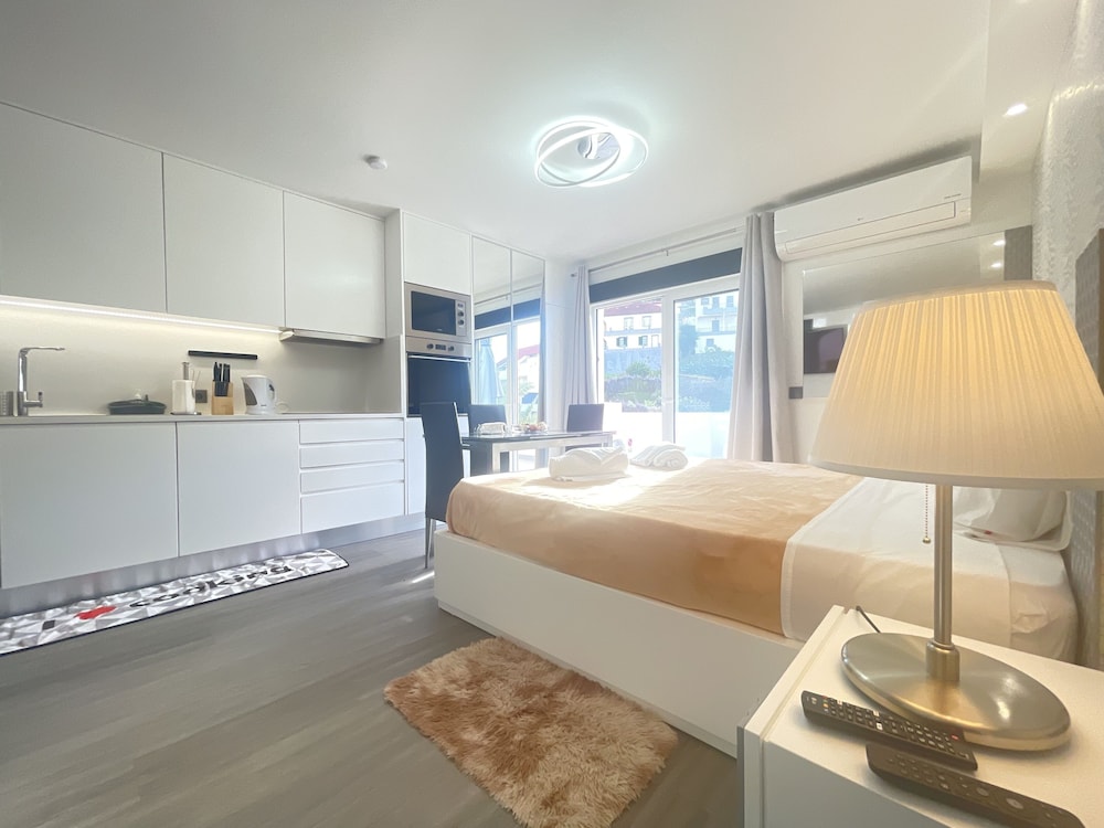 Deluxe Apartment, 1 Queen Bed with Sofa bed, Kitchen, Partial Sea View photo 2