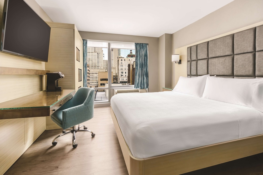 Standard Room, 1 King Bed, Accessible, Balcony (Hearing)