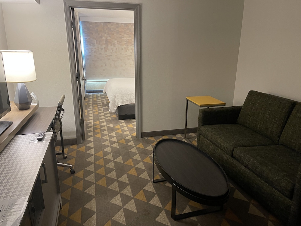 Suite, 1 Bedroom - Photo 2