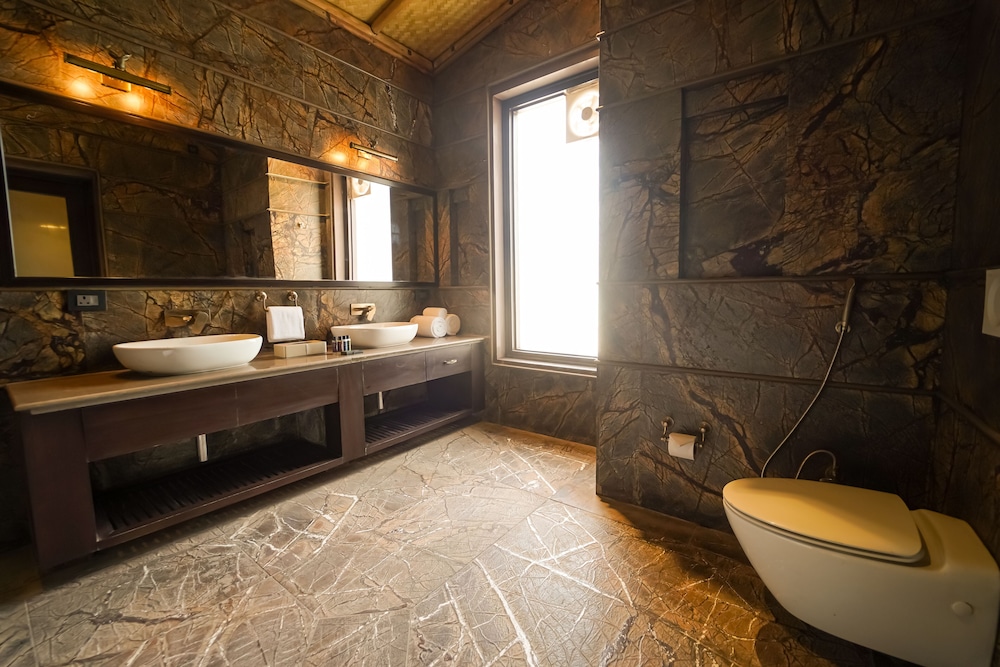 Signature Suite - Photo 4