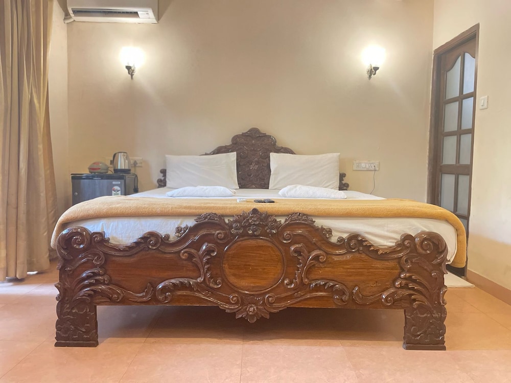 Deluxe with Balcony - Photo 3
