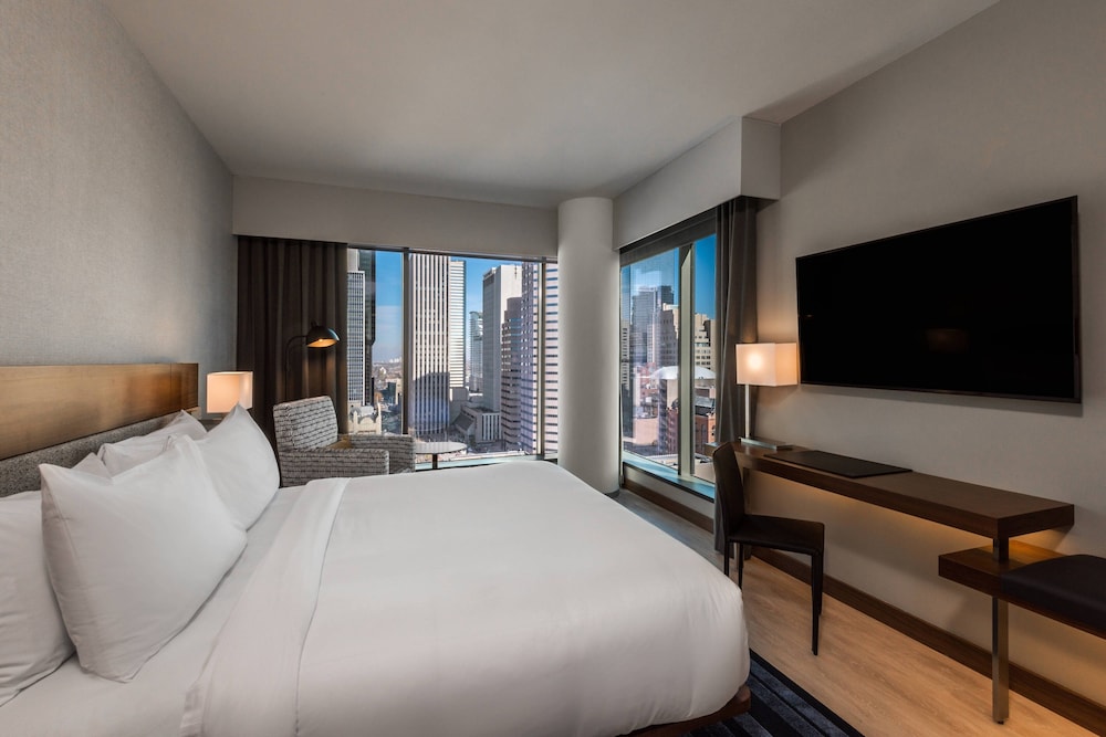 Room, 1 King Bed, City View, Corner (Mobility/Hearing Accessible, Tub)