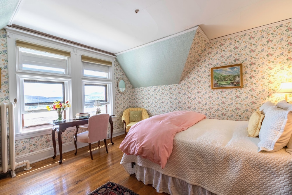 Classic Room, 1 Queen Bed, Mountain View photo 1