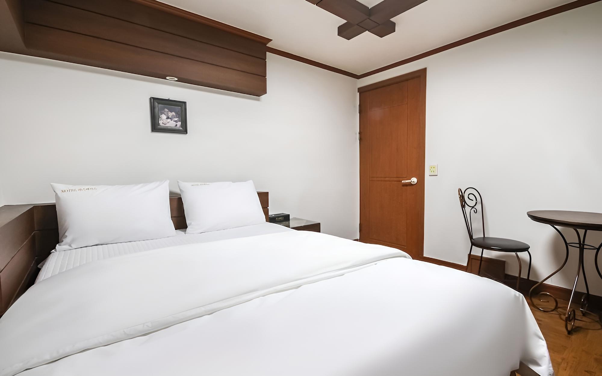 Room (Standard Room (Air Purifier)) - Photo 3