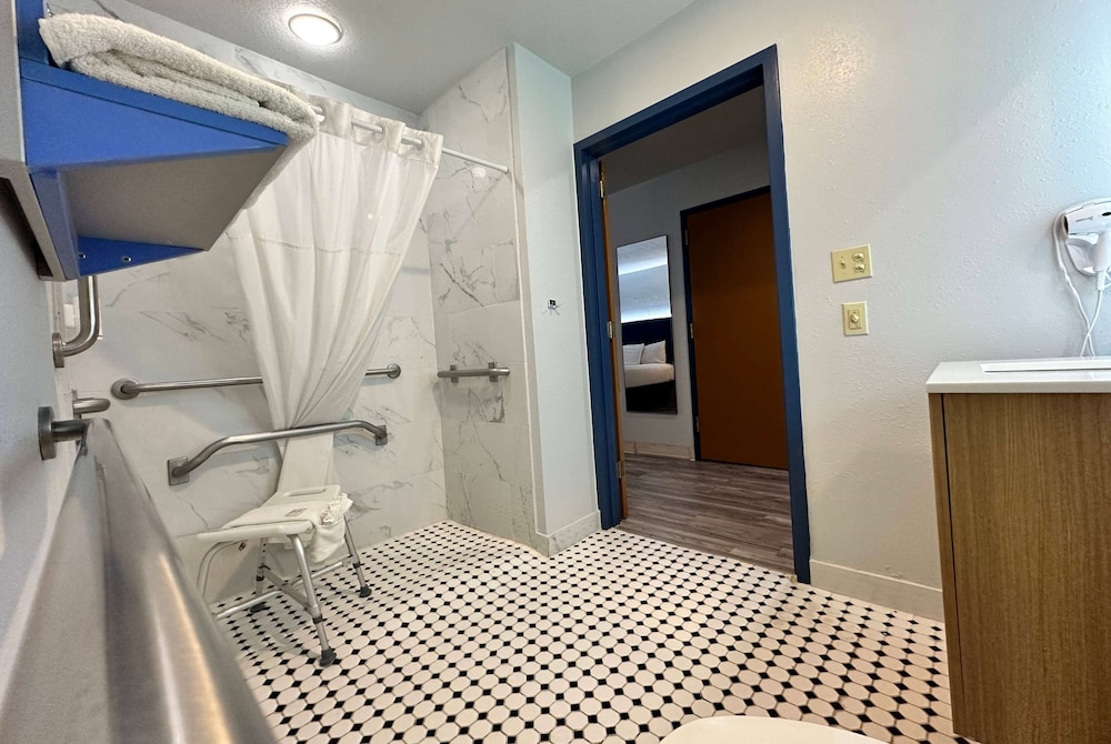Room, 1 Queen Bed, Accessible, Non Smoking (Mobility Accessible) - Photo 9