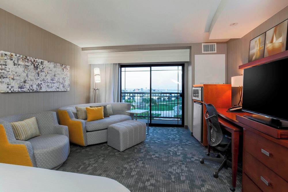 Room, 1 King Bed (Hearing Accessible) - Photo 3