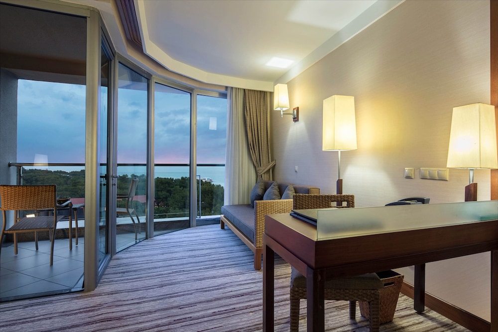 Standard Room, 1 King Bed, Sea View photo 3