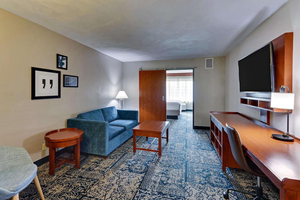 Suite, 1 King Bed With Sofa Bed, Refrigerator & Microwave (2 Rooms, Tub, Upper Floor) photo 1
